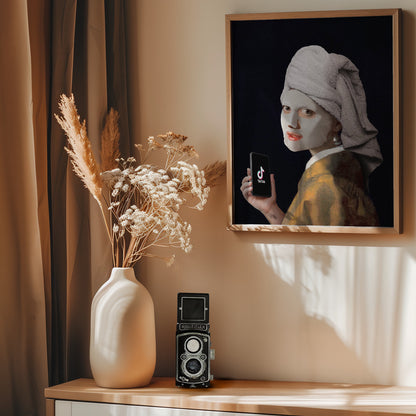 Girl with TikTok - Poster / Art Print - interiör