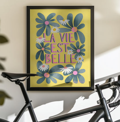 La Vie Est Belle - Poster / Art Print - interiör