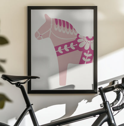 Rosa Dalahäst - Poster / Art Print - interiör