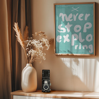 Never Stop Exploring - Poster / Art Print - interiör