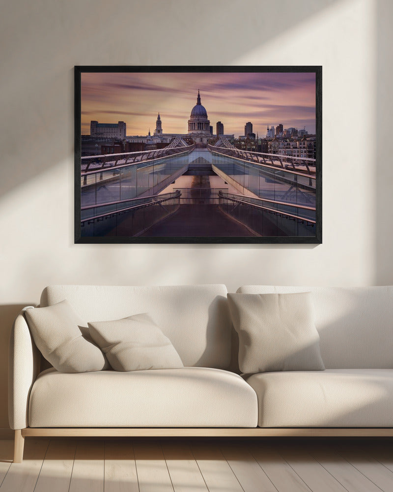 Millennium bridge leading towards St. Paul's church - Poster / Art Print - interiör
