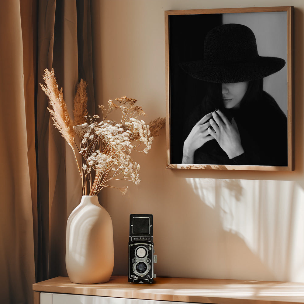 Woman in hat - Poster / Art Print - interiör