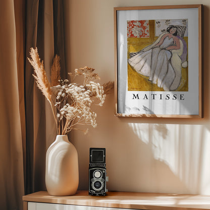 Jeune Femme à La Pelisse Blanche - Poster / Art Print - interiör