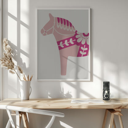 Rosa Dalahäst - Poster / Art Print - interiör