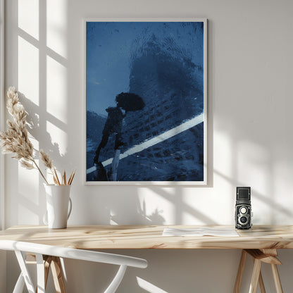 Swinging in the rain (from the series New York Blues) - Poster / Art Print - interiör