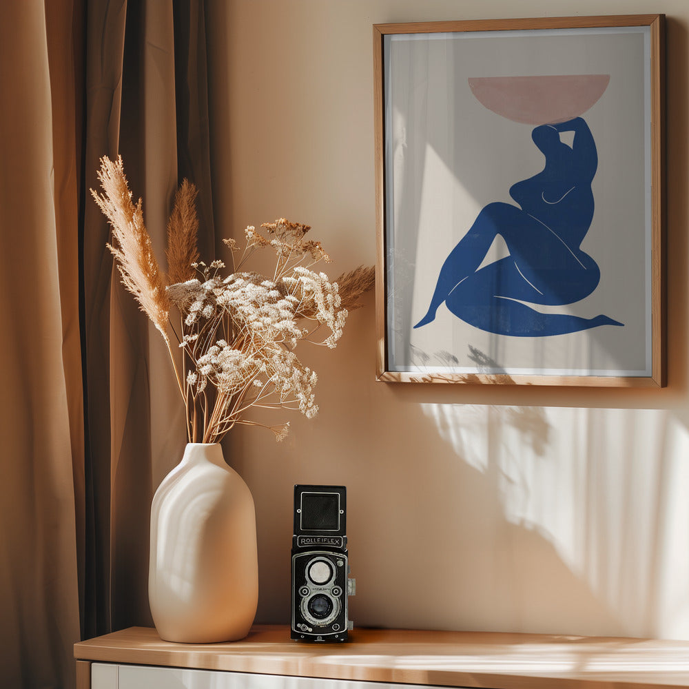 Vase and Woman - Poster / Art Print - interiör