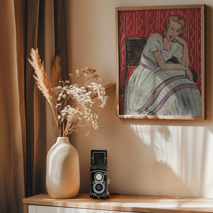 Jeune Femme Assise En Robe Grise - Poster / Art Print - interiör