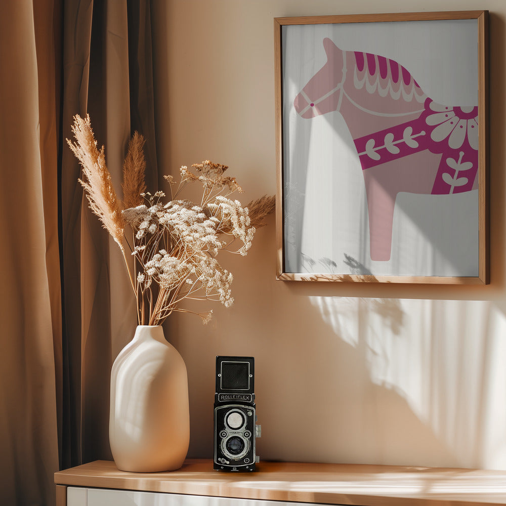 Rosa Dalahäst - Poster / Art Print - interiör