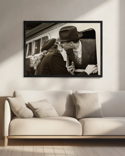 The Goodbye Kiss - Poster / Art Print - interiör