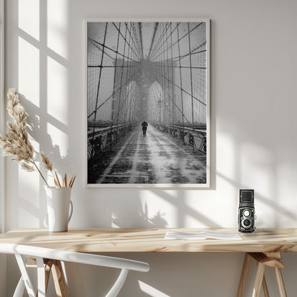 New York Walker in Blizzard - Brooklyn Bridge - Poster / Art Print - interiör