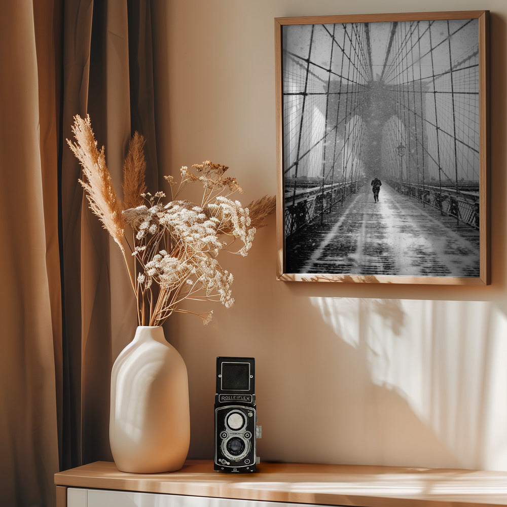 New York Walker in Blizzard - Brooklyn Bridge - Poster / Art Print - interiör