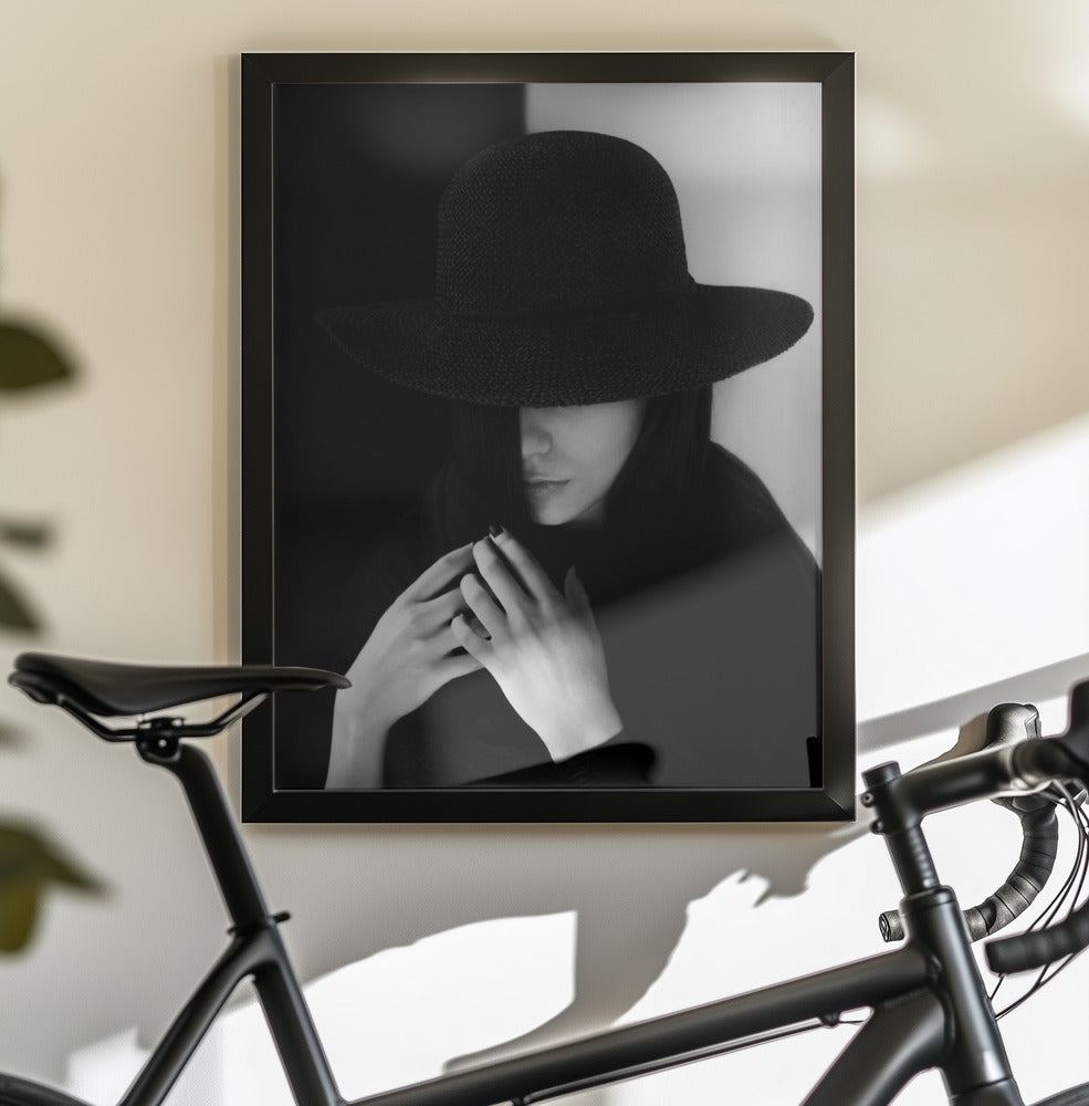 Woman in hat - Poster / Art Print - interiör
