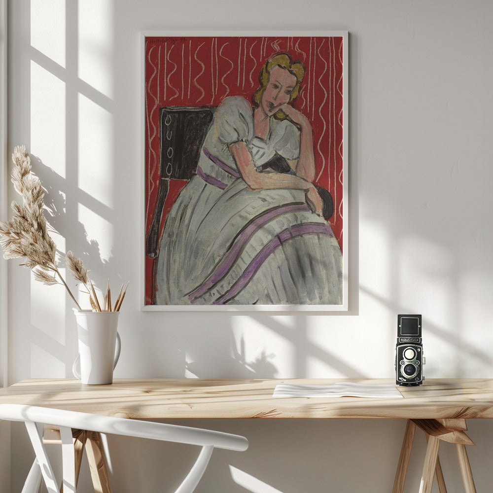 Jeune Femme Assise En Robe Grise - Poster / Art Print - interiör
