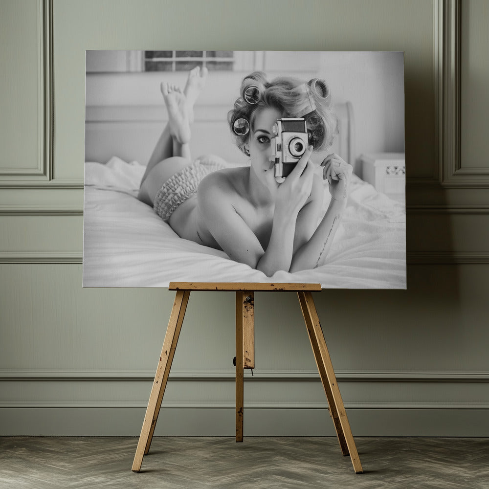A chick, a click, and a curl - Poster / Art Print - interiör