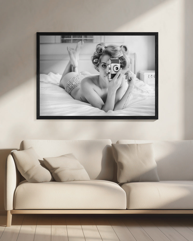 A chick, a click, and a curl - Poster / Art Print - interiör