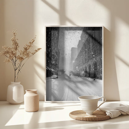 New York Walker in Blizzard - Poster / Art Print - interiör