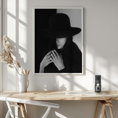 Woman in hat - Poster / Art Print - interiör