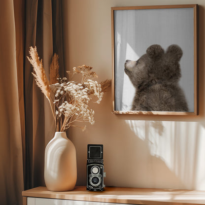 Peekaboo Baby Bear Back - Poster / Art Print - interiör
