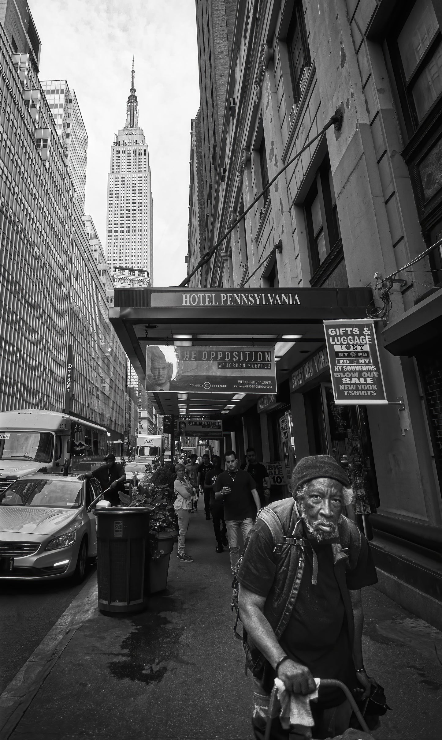 New York, a city of contrasts. - Poster / Art Print