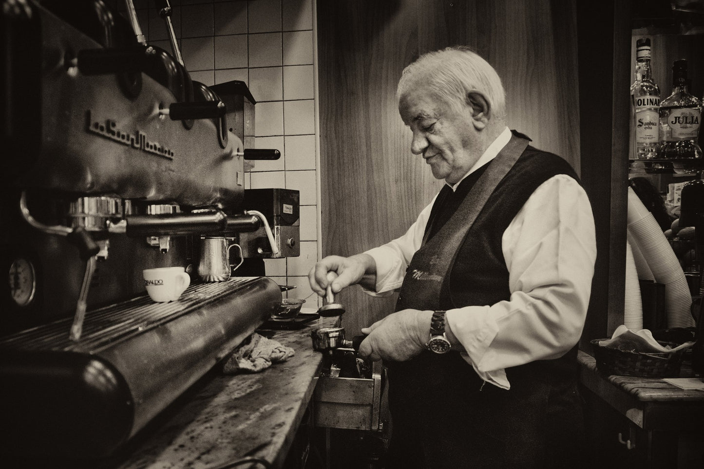 Making espresso - Poster / Art Print