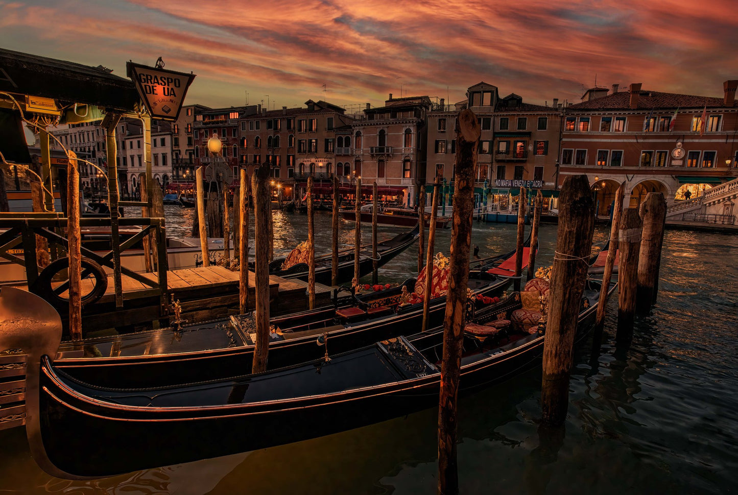 A Cozy Night in Venice - Poster / Art Print