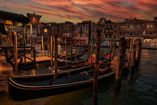 A Cozy Night in Venice - Poster / Art Print