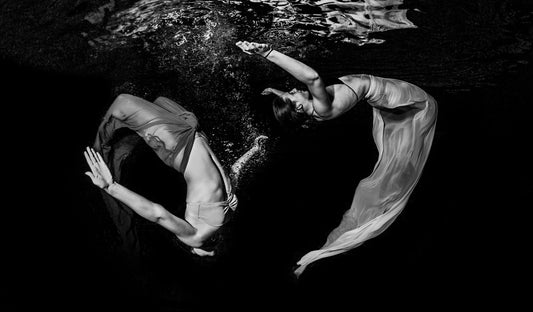 Grace Underwater - Poster / Art Print